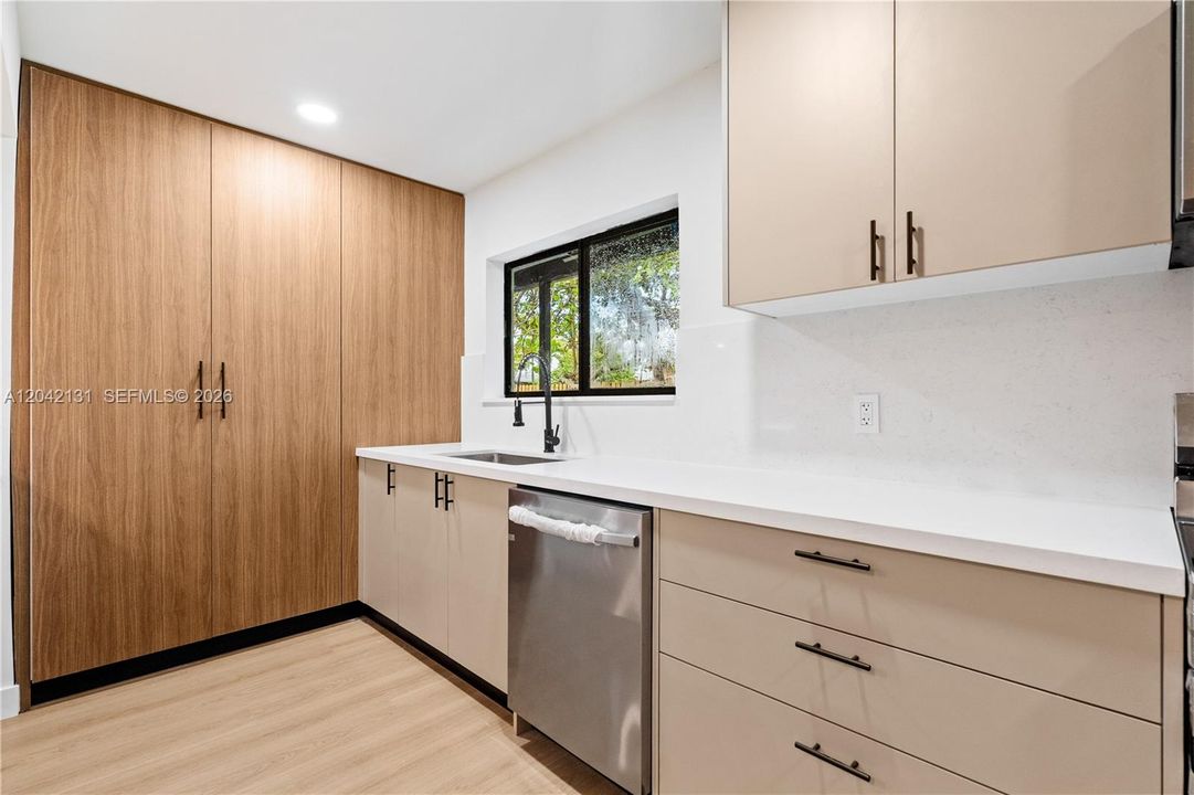 На продажу: $499,900 (3 спален, 2 ванн, 1358 Квадратных фут)