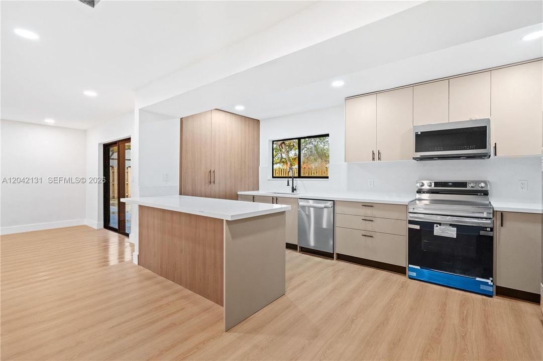 На продажу: $499,900 (3 спален, 2 ванн, 1358 Квадратных фут)
