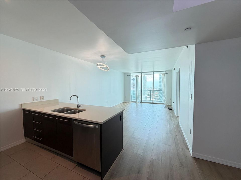 For Rent: $3,300 (1 beds, 1 baths, 806 Square Feet)