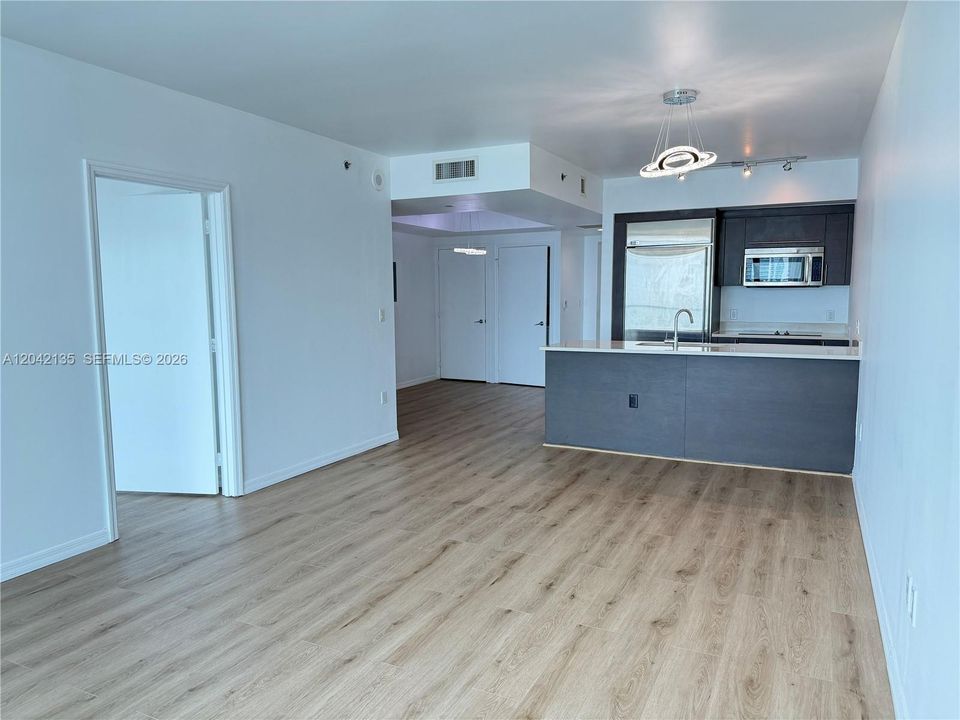 For Rent: $3,300 (1 beds, 1 baths, 806 Square Feet)