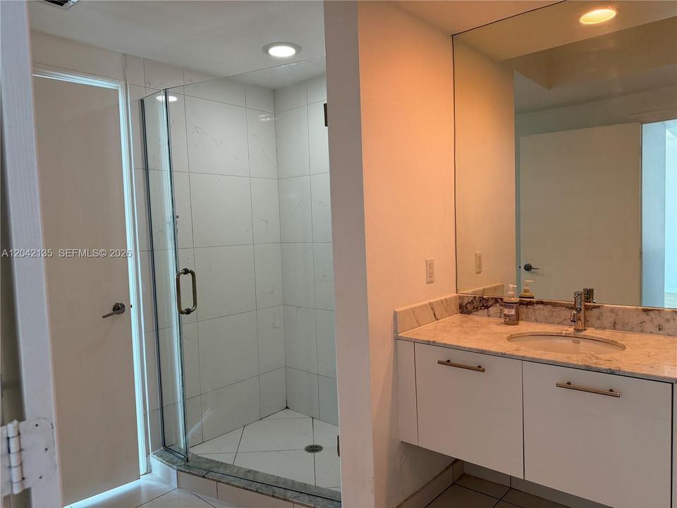 For Rent: $3,300 (1 beds, 1 baths, 806 Square Feet)