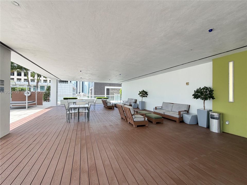 For Rent: $3,300 (1 beds, 1 baths, 806 Square Feet)