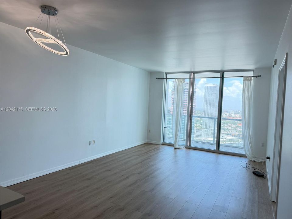 For Rent: $3,300 (1 beds, 1 baths, 806 Square Feet)