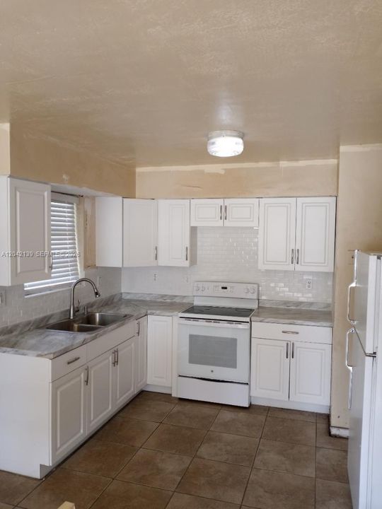 For Rent: $3,550 (3 beds, 1 baths, 1300 Square Feet)