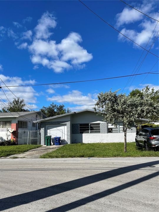 For Rent: $3,550 (3 beds, 1 baths, 1300 Square Feet)