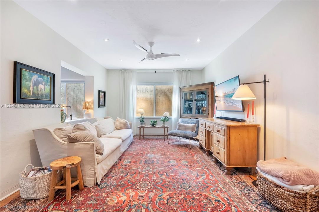 For Sale: $2,200,000 (2 beds, 1 baths, 1059 Square Feet)