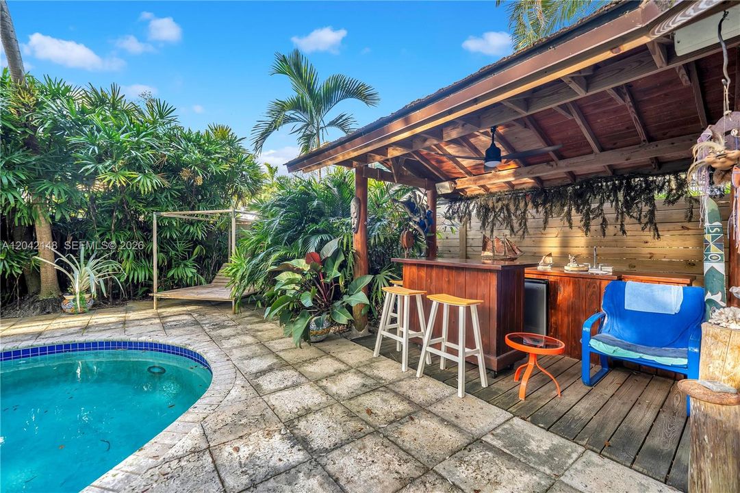 For Sale: $2,200,000 (2 beds, 1 baths, 1059 Square Feet)