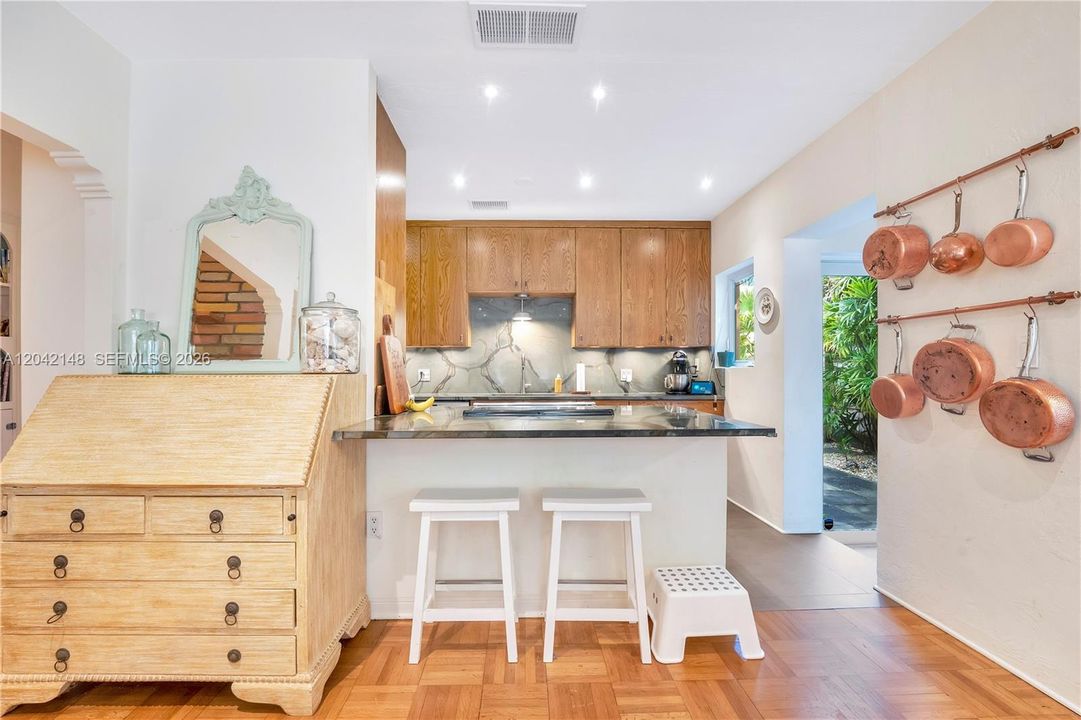 For Sale: $2,200,000 (2 beds, 1 baths, 1059 Square Feet)