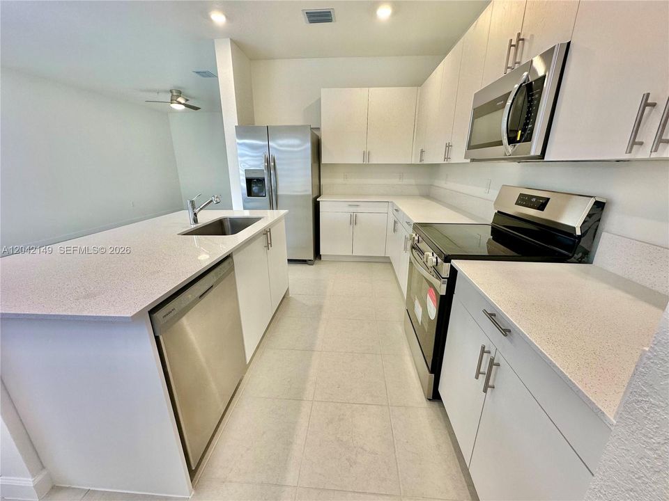 В аренду: $3,500 (3 спален, 2 ванн, 1668 Квадратных фут)