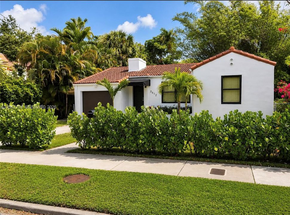 For Rent: $4,650 (2 beds, 2 baths, 936 Square Feet)