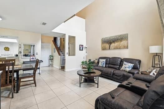 На продажу: $399,900 (2 спален, 2 ванн, 1381 Квадратных фут)