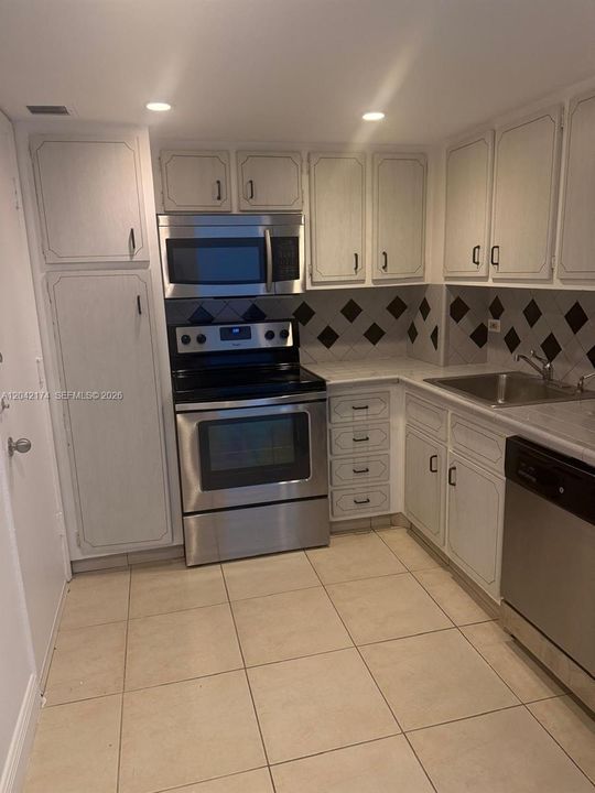 В аренду: $2,550 (1 спален, 1 ванн, 942 Квадратных фут)