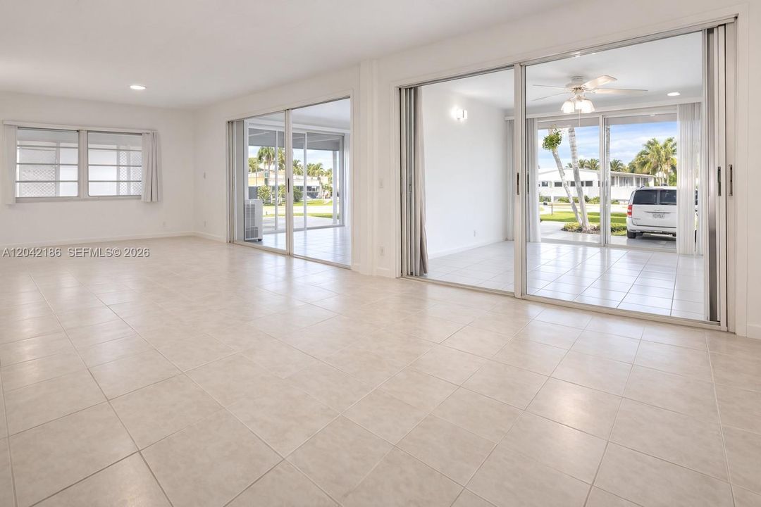 На продажу: $219,000 (3 спален, 3 ванн, 1034 Квадратных фут)