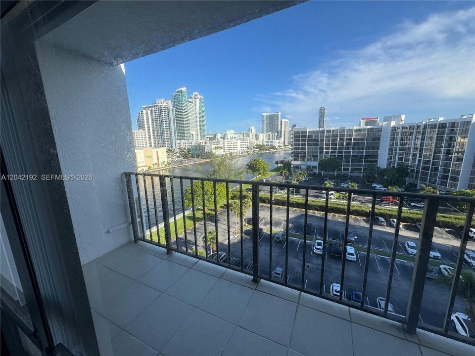 For Rent: $2,350 (2 beds, 2 baths, 1130 Square Feet)