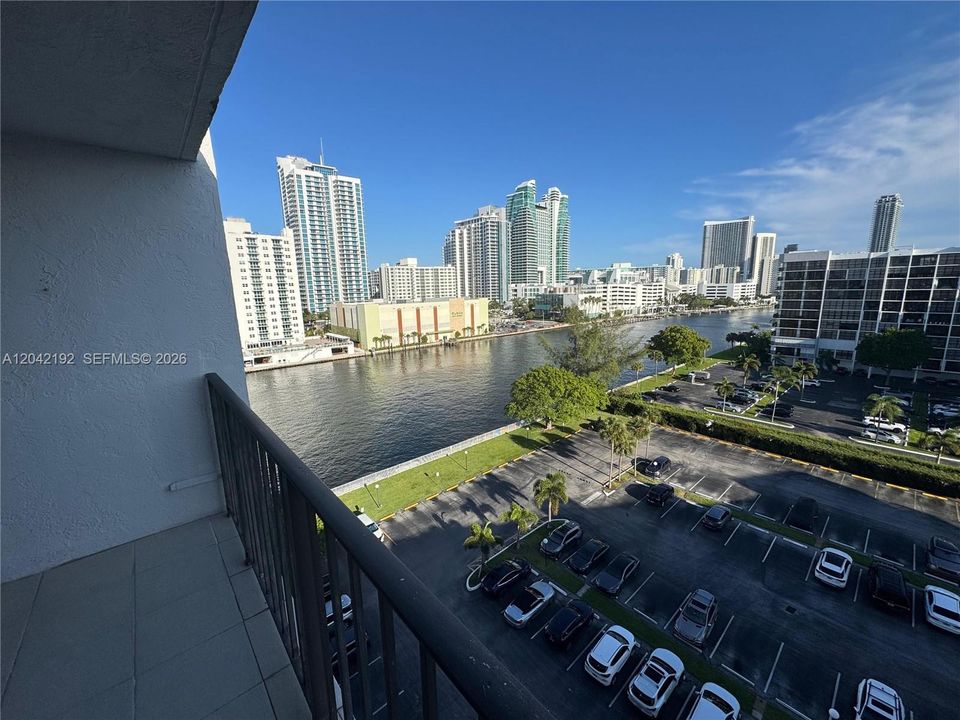 For Rent: $2,350 (2 beds, 2 baths, 1130 Square Feet)