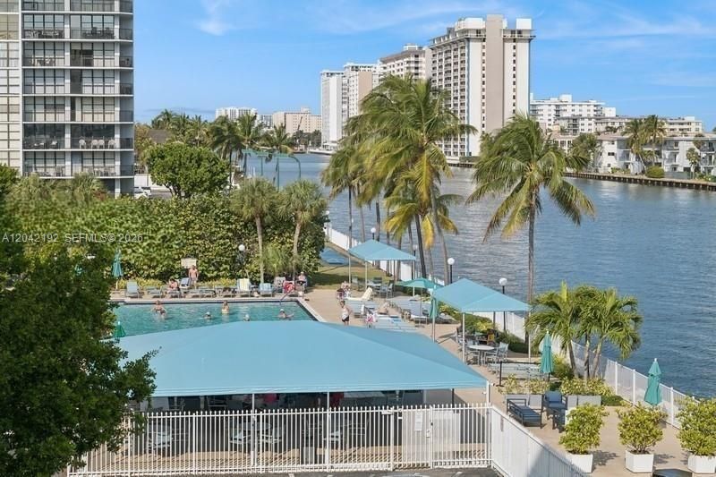 For Rent: $2,350 (2 beds, 2 baths, 1130 Square Feet)