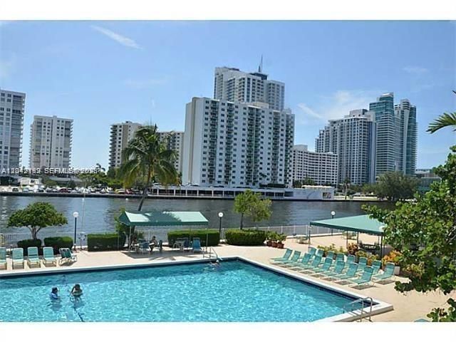 For Rent: $2,350 (2 beds, 2 baths, 1130 Square Feet)