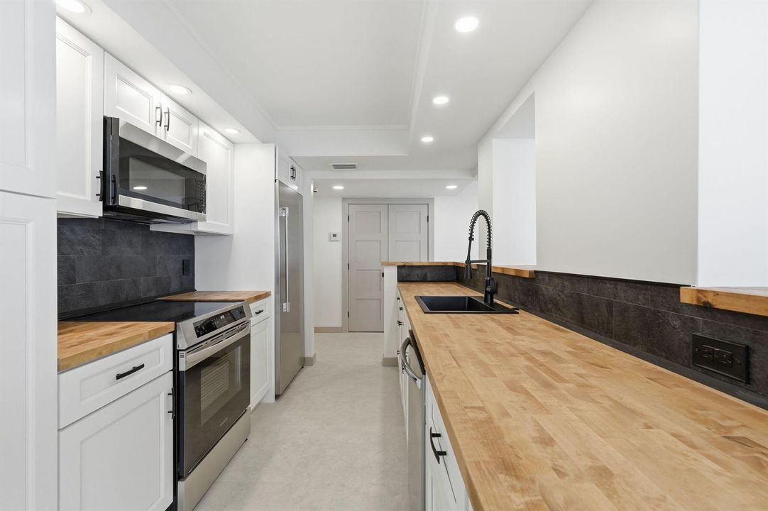 33-web-or-mls-5460_N_Ocean_Dr_Apt_6A_033