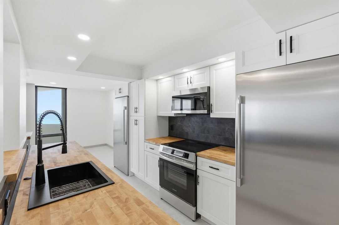 30-web-or-mls-5460_N_Ocean_Dr_Apt_6A_030