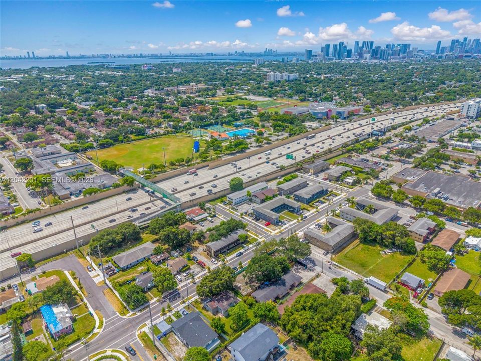 待售: $700,000 (0.17 acres)