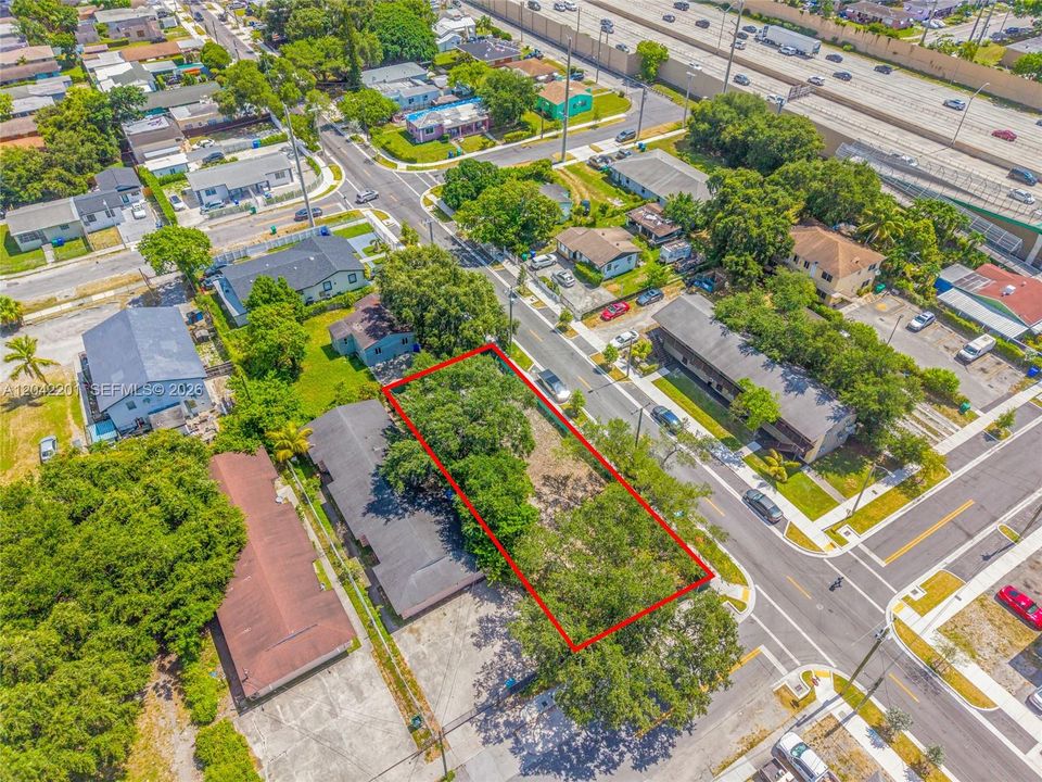 待售: $700,000 (0.17 acres)
