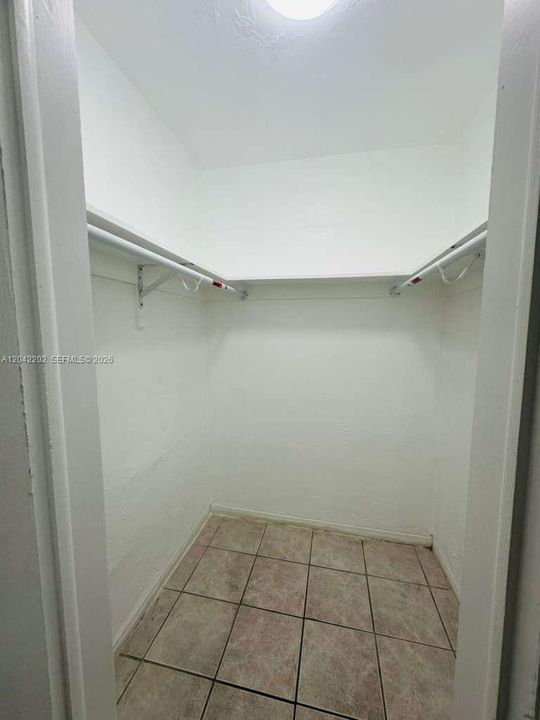 For Rent: $1,800 (1 beds, 1 baths, 583 Square Feet)