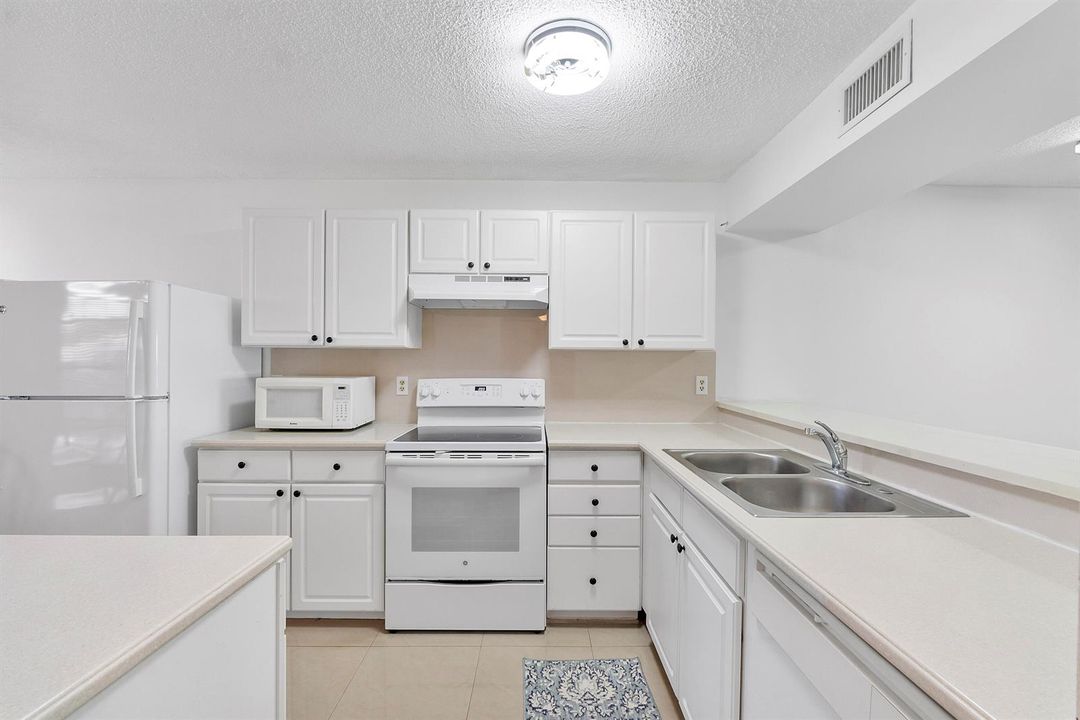 5828 Coral Lake Dr u304_041