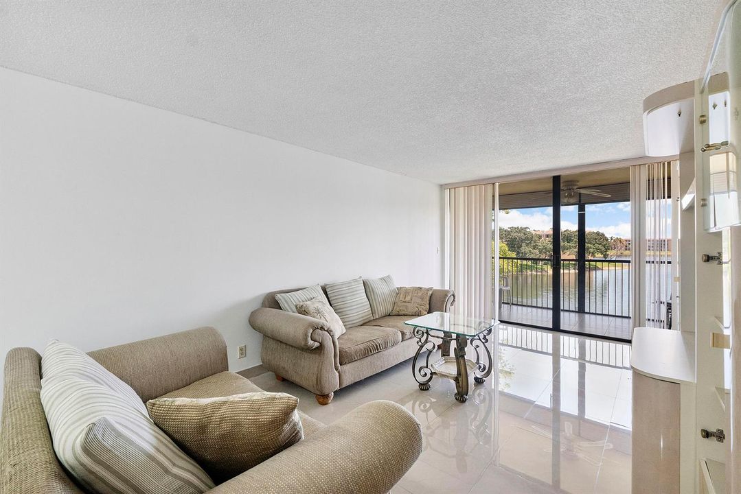 5828 Coral Lake Dr u304_047