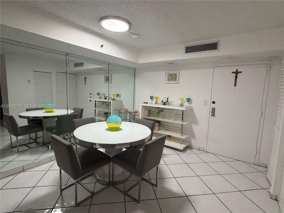 В аренду: $2,500 (1 спален, 1 ванн, 825 Квадратных фут)