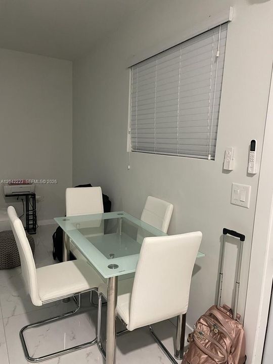 En Renta: $1,250 (0 camas, 1 baños, 2242 Pies cuadrados)