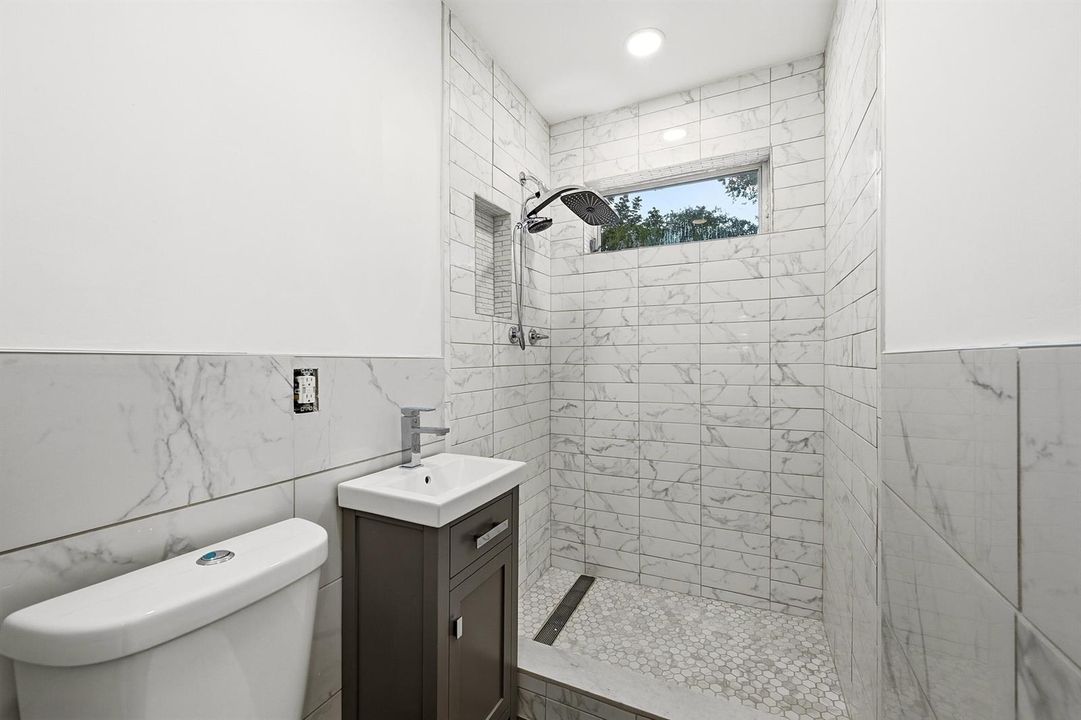 05_primary bathroom