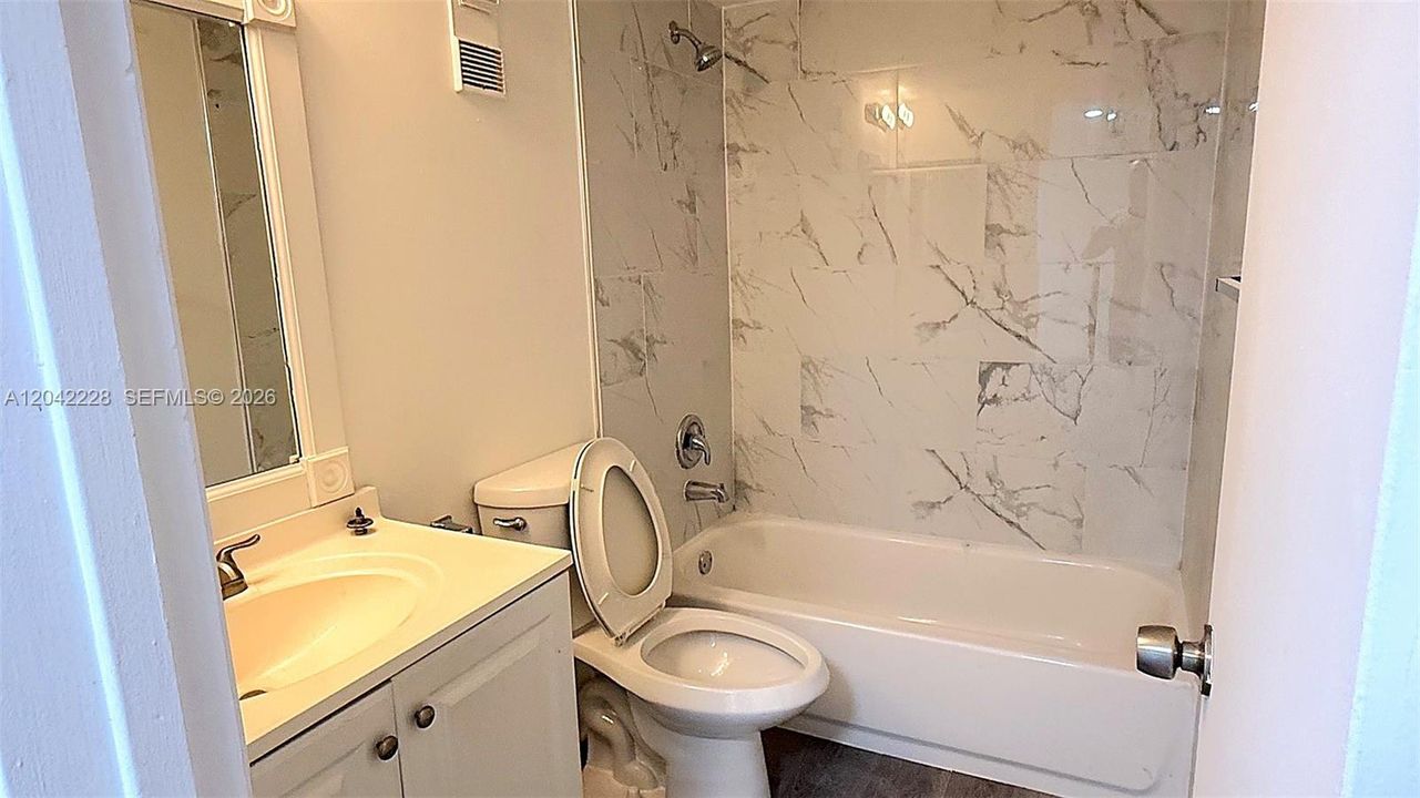 На продажу: $185,000 (2 спален, 2 ванн, 832 Квадратных фут)