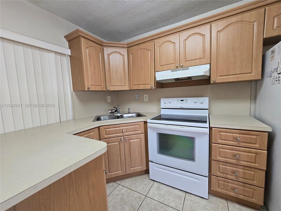 На продажу: $194,999 (2 спален, 1 ванн, 864 Квадратных фут)