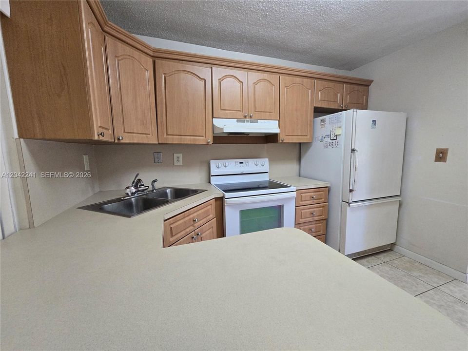 На продажу: $194,999 (2 спален, 1 ванн, 864 Квадратных фут)