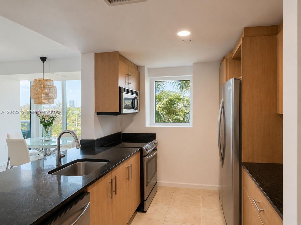 For Sale: $1,300,000 (2 beds, 2 baths, 1300 Square Feet)