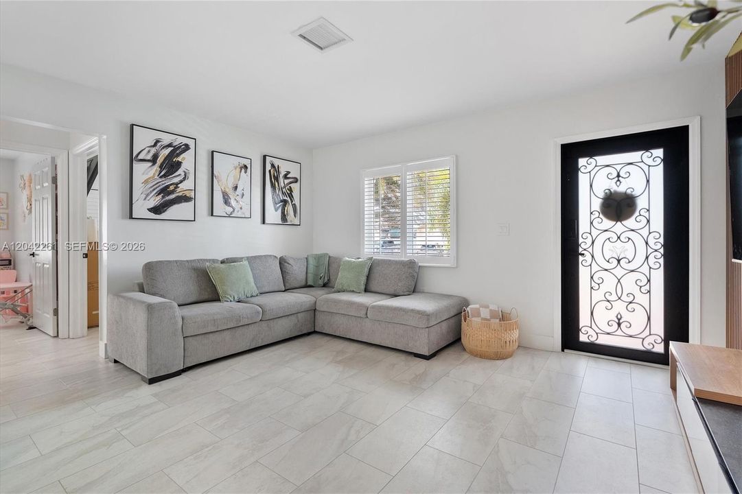 En Venta: $640,000 (3 camas, 2 baños, 1400 Pies cuadrados)