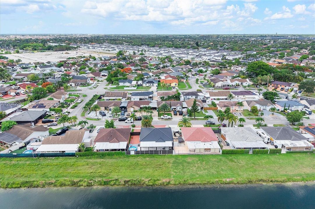 En Venta: $640,000 (3 camas, 2 baños, 1400 Pies cuadrados)