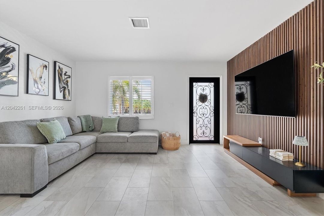 En Venta: $640,000 (3 camas, 2 baños, 1400 Pies cuadrados)