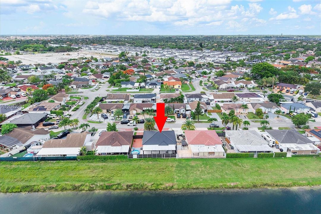 En Venta: $640,000 (3 camas, 2 baños, 1400 Pies cuadrados)