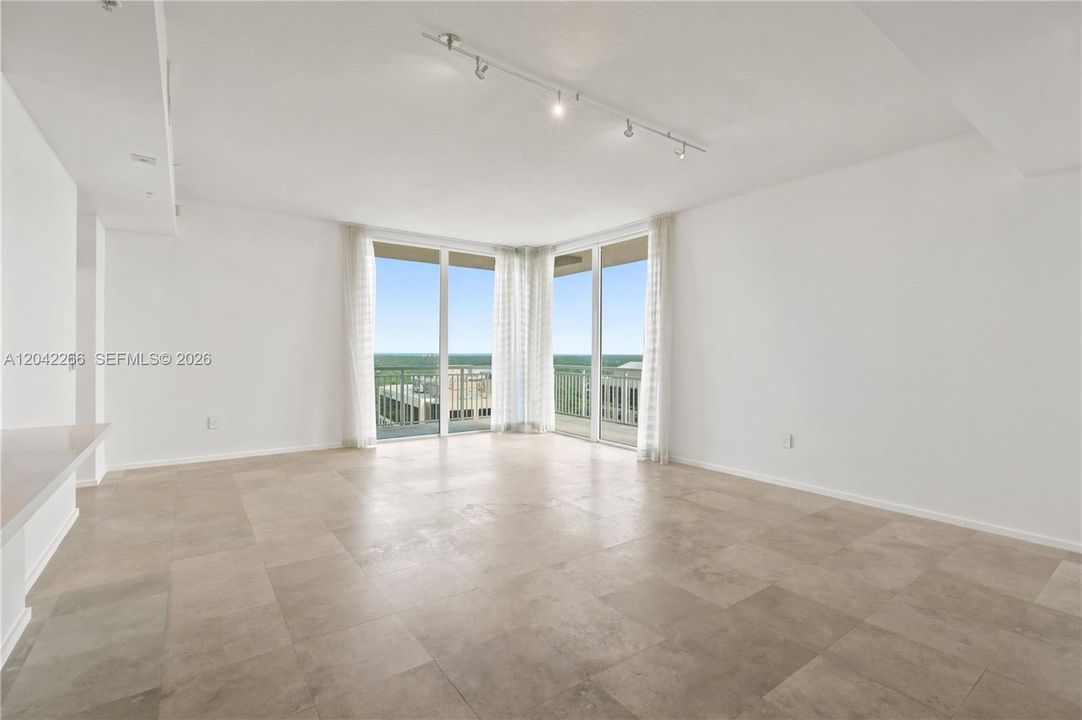 В аренду: $4,000 (2 спален, 2 ванн, 1384 Квадратных фут)
