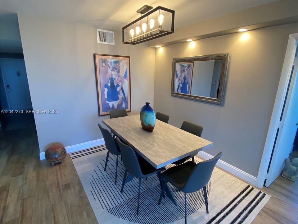 В аренду: $4,700 (2 спален, 2 ванн, 1338 Квадратных фут)