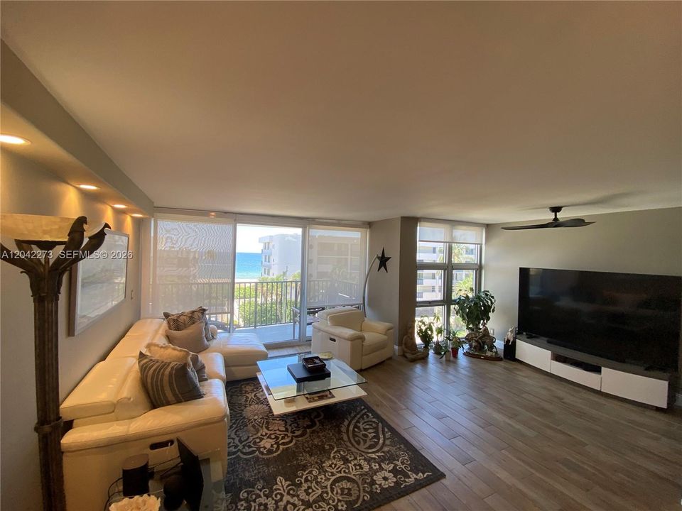 В аренду: $4,700 (2 спален, 2 ванн, 1338 Квадратных фут)