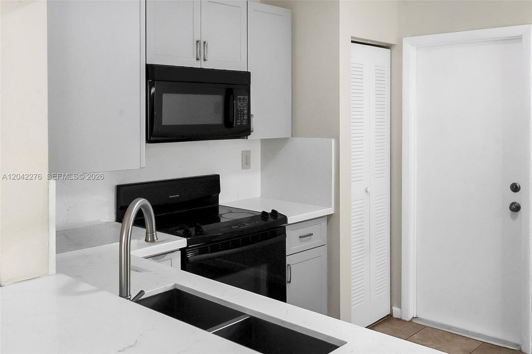 В аренду: $3,750 (4 спален, 2 ванн, 1446 Квадратных фут)