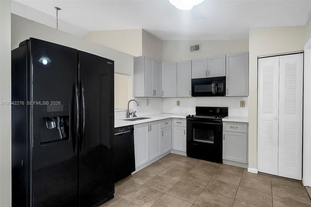 В аренду: $3,750 (4 спален, 2 ванн, 1446 Квадратных фут)
