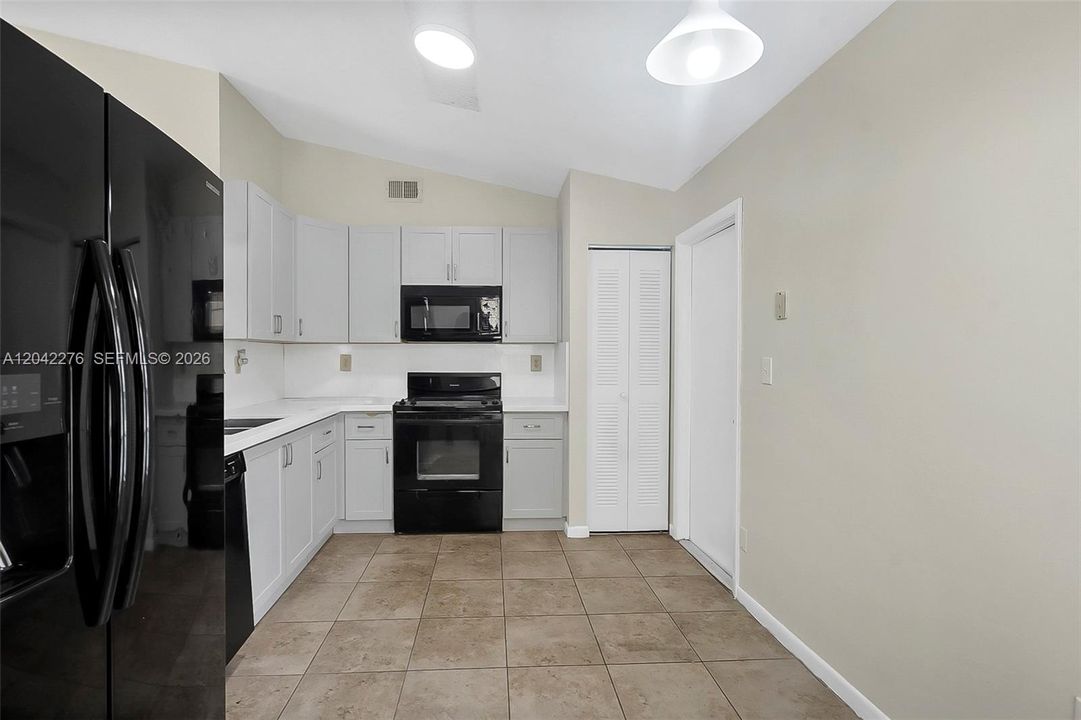 В аренду: $3,750 (4 спален, 2 ванн, 1446 Квадратных фут)