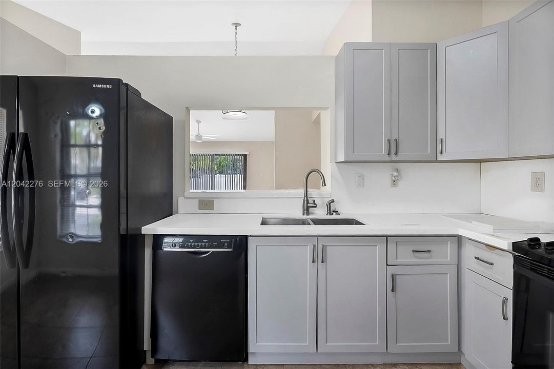 В аренду: $3,750 (4 спален, 2 ванн, 1446 Квадратных фут)