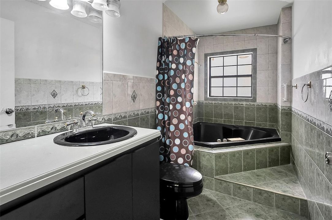 В аренду: $3,750 (4 спален, 2 ванн, 1446 Квадратных фут)