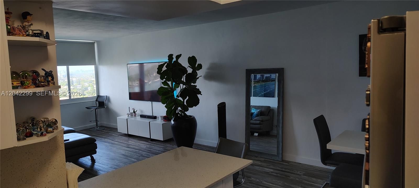На продажу: $399,999 (2 спален, 2 ванн, 1020 Квадратных фут)
