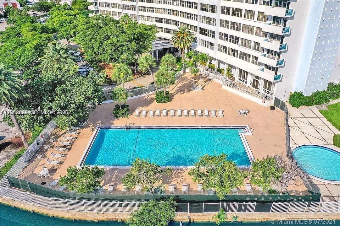 На продажу: $399,999 (2 спален, 2 ванн, 1020 Квадратных фут)