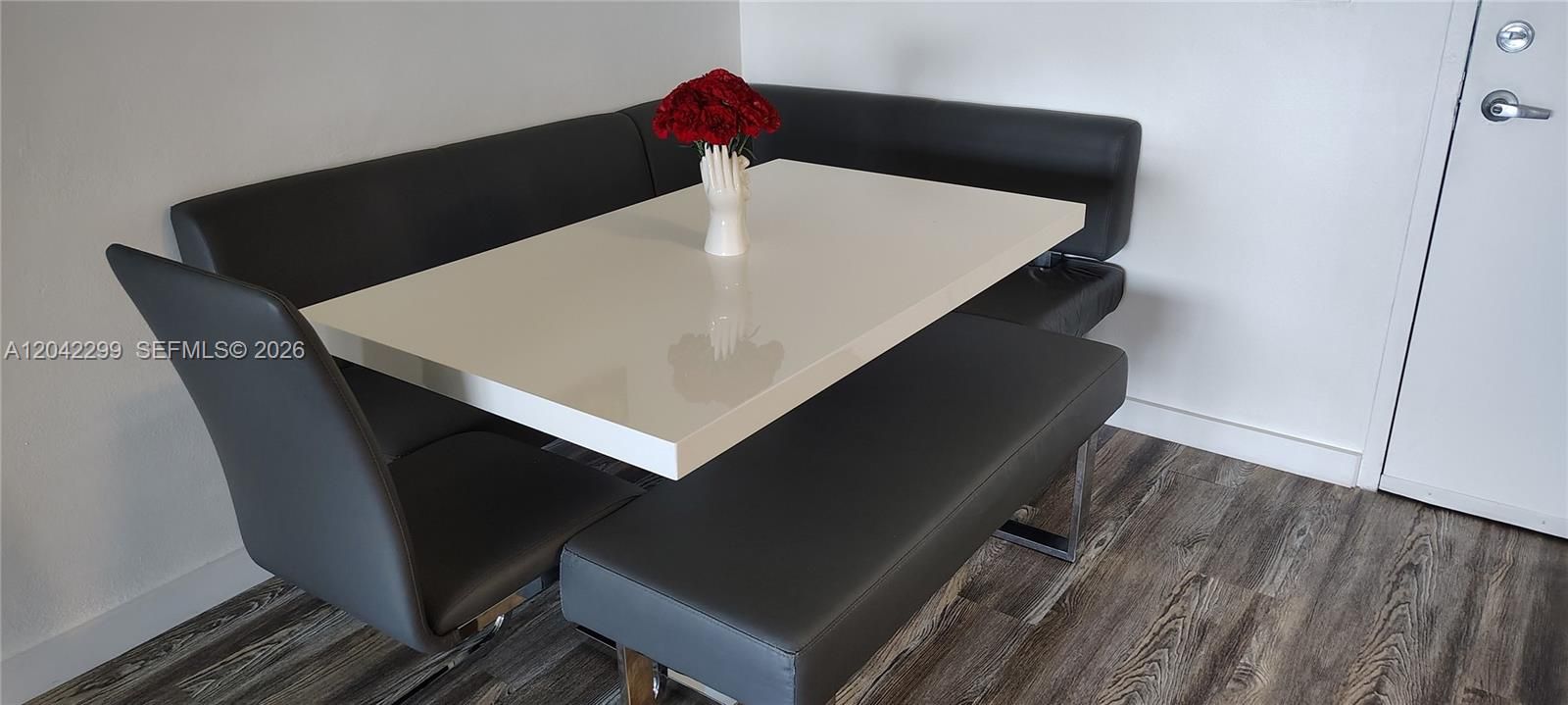 На продажу: $399,999 (2 спален, 2 ванн, 1020 Квадратных фут)